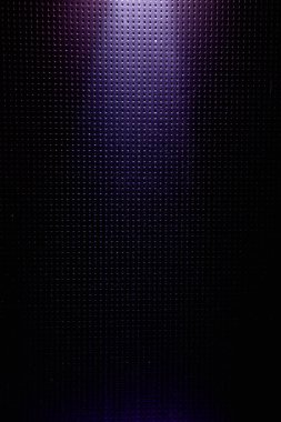 Koyu mor noktalı arka plan üzerinde mor kısa dikey ışık ışını