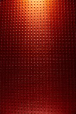 Siyah nokta kırmızı arka plan üzerinde turuncu dikey ışık