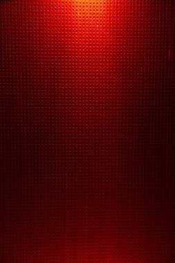 Siyah nokta içinde kırmızı arka plan üzerinde dikey ışık