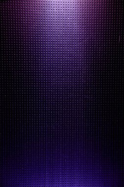Siyah bir noktada koyu mor arka plana karşı açık mor kısa dikey ışık ışını