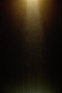 Bir noktaya karanlık bir arka plan karşı Açık sarı dikey ışık ışını