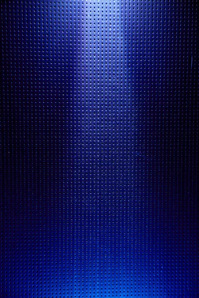 Светло Голубой Вертикальный Луч Света Пересекает Синий Фон Точке Середине — стоковое фото