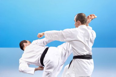 Adam tekme ve el kolaj yener