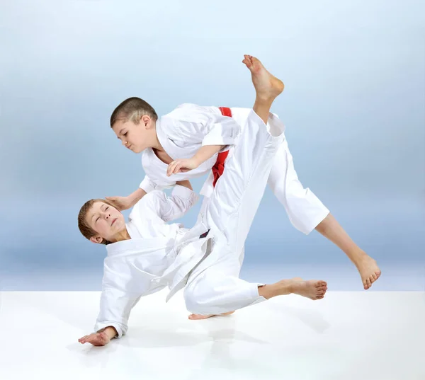 Judo Yapan Çocuklar Hafif Bir Arka Plan Üzerine Atar — Stok fotoğraf