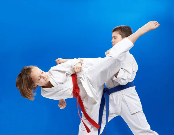 Niebieskim Tle Chłopak Dziewczyna Uderzają Karate — Zdjęcie stockowe