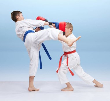 Ellerinde bindirmeler olan çocuklar eğitim darbeleri vardır