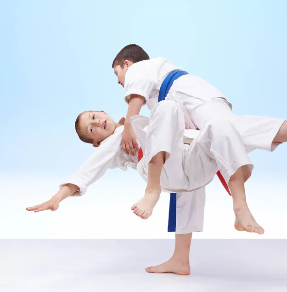 Los Chicos Son Entrenados Lanzamientos Judo Sobre Fondo Claro — Foto de Stock