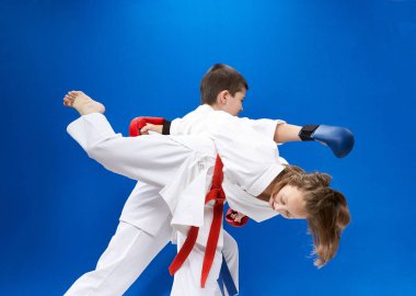 Punch kol ve tekme bacak karategi çocuklar eğitim vardır