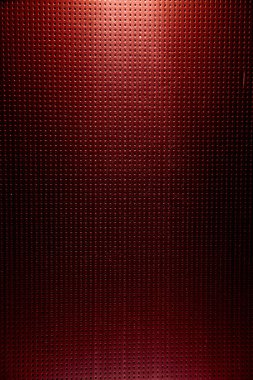 Siyah noktanın koyu kırmızı degrade arka planı yukarıdan kırmızı ışıkla aydınlatılır