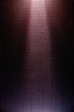 Siyah nokta koyu kahverengi ve mor arka plan ışık ile yukarıdan aydınlatılır