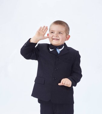 El sallayan takım elbiseli bir çocuk.