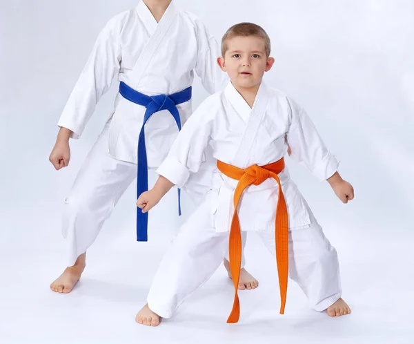 Dos Atletas Karategi Están Pie Karate Rack Sobre Fondo Blanco — Foto de Stock