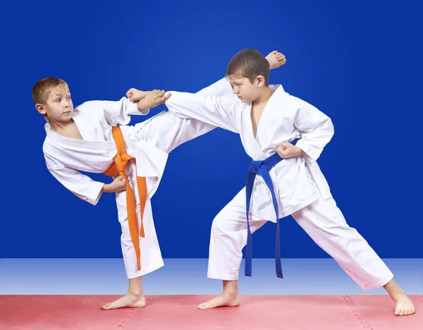 Athletes Training Punches Mats — Stock Photo, Image