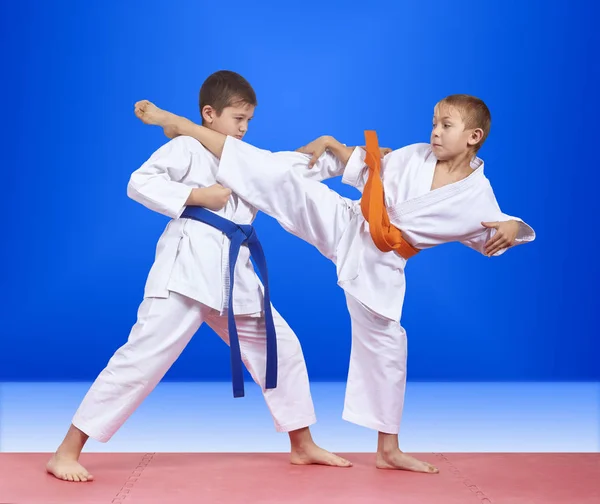 Schlagarm Und Schlagbein Trainieren Sportler Karategi — Stockfoto