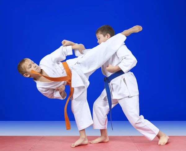 Los Deportistas Están Entrenando Golpes Karate Las Esteras —  Fotos de Stock
