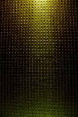 Koyu yeşil bir ışık huzmesi ve bir arka plan üzerinde bir noktaya kadar parlaklık