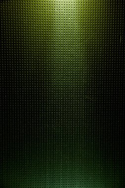 Yeşil bir ışık huzmesi ve noktalı bir arkaplanda koyu yeşil bir parlaklık.