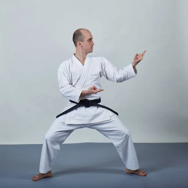 Hombre Cobertura Gris Karategi Hace Ejercicios Formales Karate —  Fotos de Stock