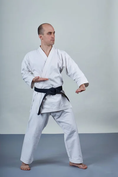 Una Cubierta Gris Atleta Masculino Entrena Ejercicios Formales Karate —  Fotos de Stock