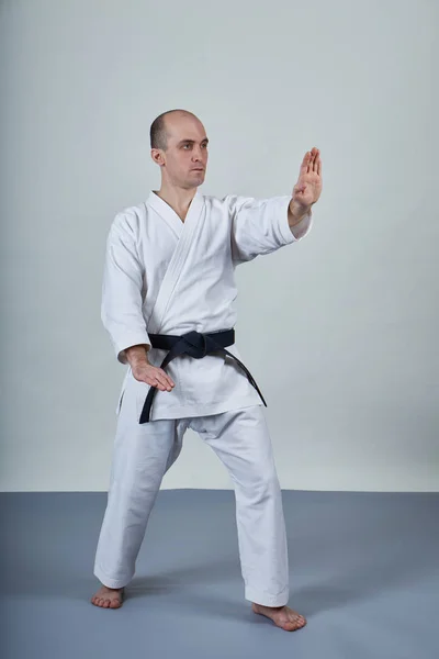 Hombre Cobertura Gris Karategi Entrena Ejercicios Formales Karate —  Fotos de Stock