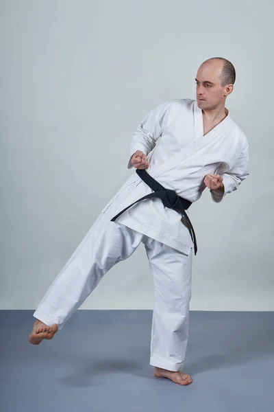 Atleta Masculino Realiza Ejercicios Formales Karate Cubierta Gris —  Fotos de Stock
