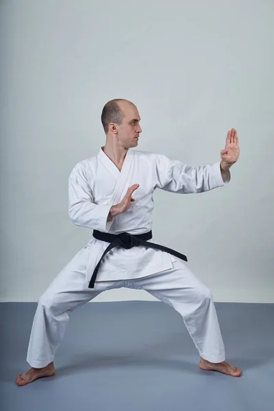 Man Karategi Tränar Formella Karateträningar Grått Omslag — Stockfoto