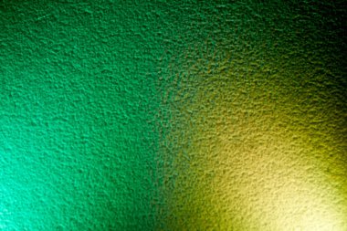 Yeşil arkaplanda sarı nokta