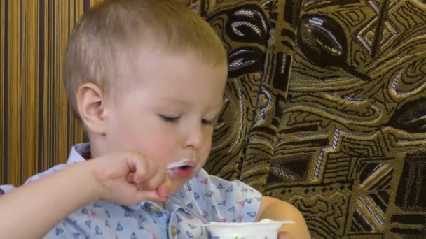 Niño Come Yogur Por Cuenta — Vídeos de Stock