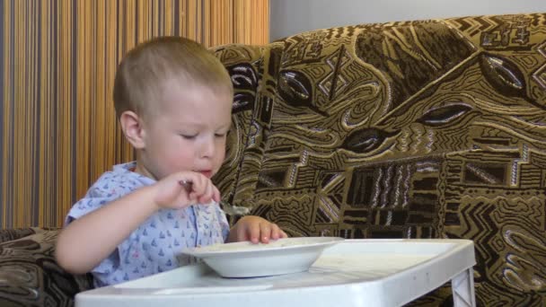 一个独立的孩子吃东西 — 图库视频影像