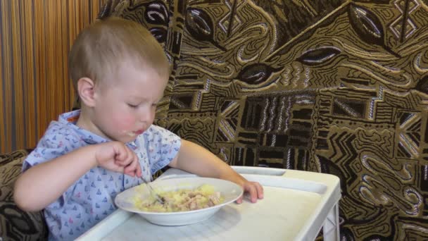 Niño Una Mesa Pequeña Come Comida — Vídeos de Stock