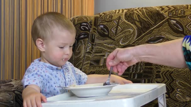 Mesa Blanca Bebé Alimenta Con Alimentos — Vídeos de Stock