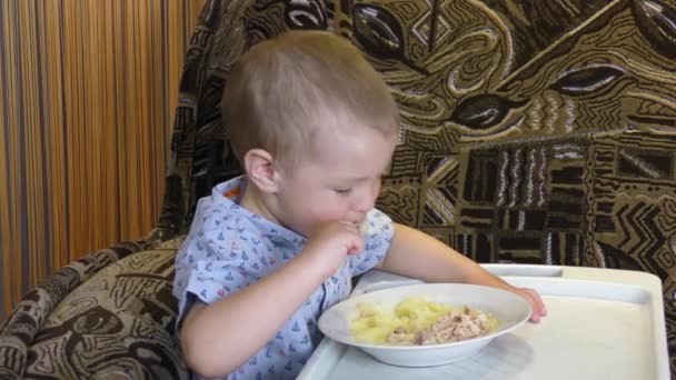 Pequeño Niño Aprende Comer Comida Mismo — Vídeos de Stock