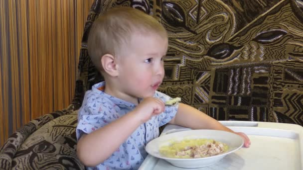 Pequeño Bebé Alimenta Alimentos — Vídeos de Stock