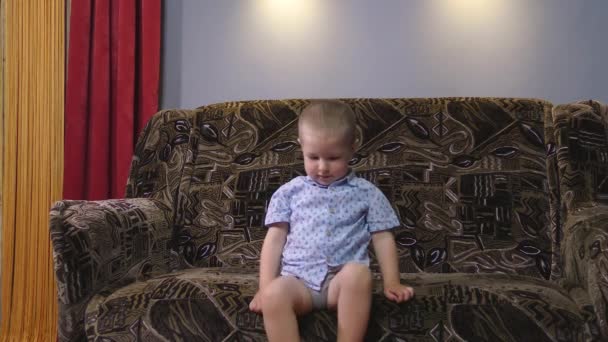 一个小孩在一个大沙发上玩耍 — 图库视频影像