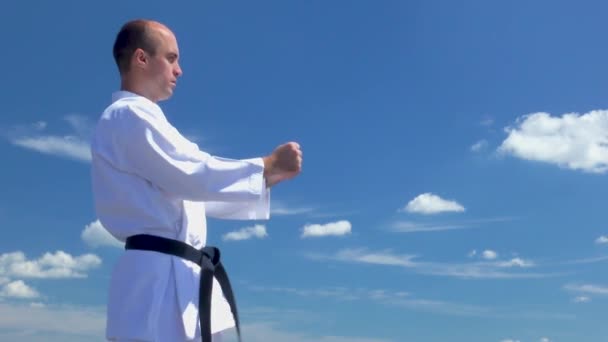 Фоне Голубого Неба Облаками Спортсмен Тренируется Ногами — стоковое видео