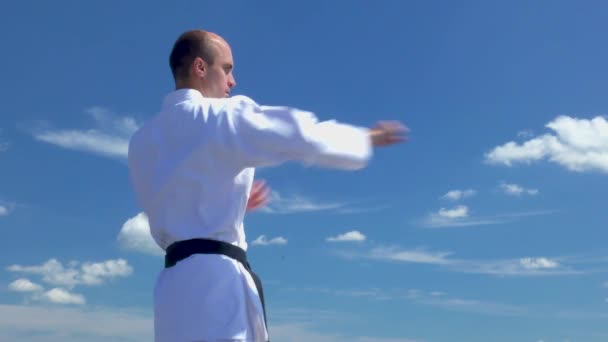 Fondo Cielo Azul Con Nubes Atleta Entrena Golpes — Vídeo de stock