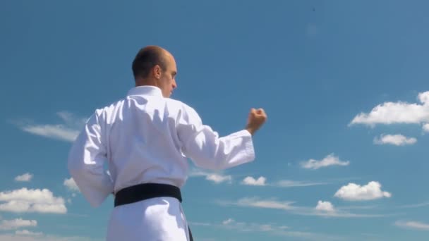 Contra Fundo Céu Azul Com Nuvens Atleta Treina Socos Blocos — Vídeo de Stock