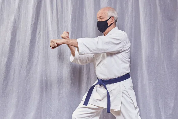 Černé Lékařské Masce Starý Sportovec Provádí Formální Karate Cvičení — Stock fotografie