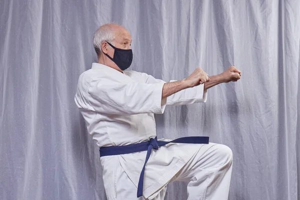 Černé Lékařské Masce Starý Sportovec Provádí Formální Karate Cvičení Sebeizolaci — Stock fotografie