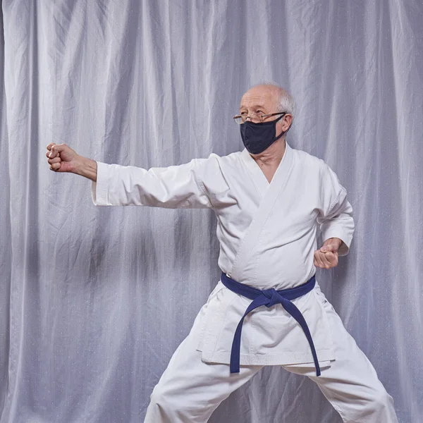 Starý Sportovec Dělá Formální Karate Cvičení Karanténě — Stock fotografie