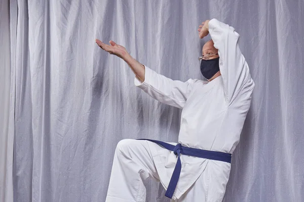 Antiguo Atleta Entrena Ejercicios Formales Karate Cuarentena —  Fotos de Stock