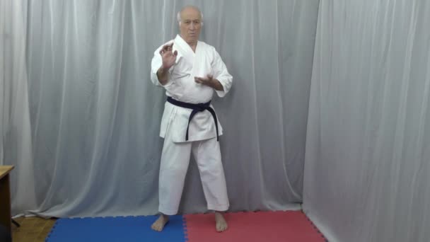 Tatami Vermelho Azul Velho Atleta Masculino Está Treinando Blocos Com — Vídeo de Stock