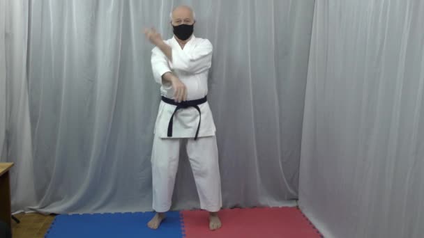 Tatami Rosso Blu Vecchio Atleta Con Una Maschera Medica Nera — Video Stock
