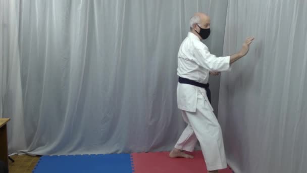Een Rode Blauwe Tatami Traint Een Oude Mannelijke Atleet Met — Stockvideo