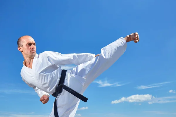 Desportista Chuta Contra Céu Azul — Fotografia de Stock