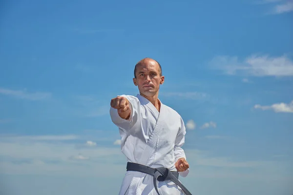 Fondo Del Cielo Azul Atleta Golpea Mano — Foto de Stock