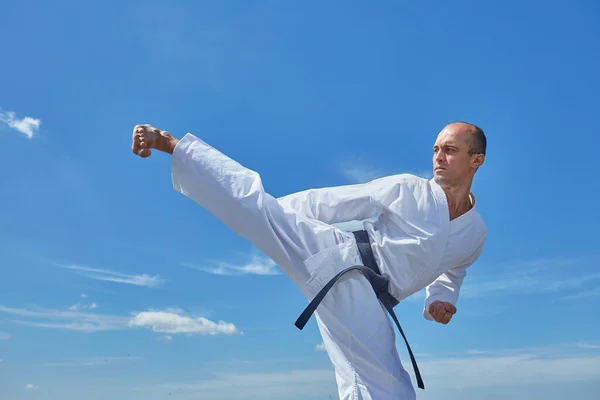 Side Kick Tränas Idrottsman Mot Blå Himmel — Stockfoto