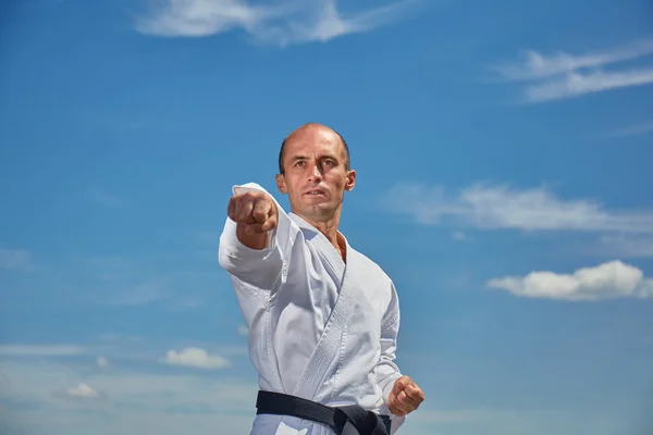 Atleta Adulto Golpea Puñetazo Mano Contra Cielo Azul — Foto de Stock