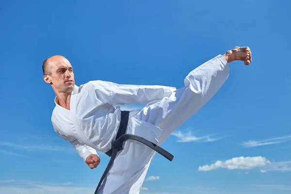 Atleta Realiza Una Patada Lado Contra Cielo Azul — Foto de Stock