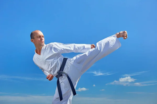 Hoher Kick Wird Von Einem Athleten Vor Blauem Himmel Ausgeführt — Stockfoto